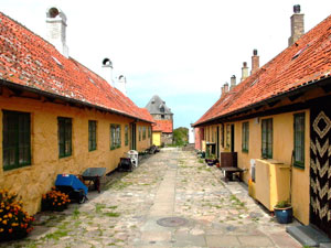 Wohnh&auml;user auf Fredriks&ouml;, Nachbarinsel von Christians&ouml; (Foto: Rainer H&ouml;ll)