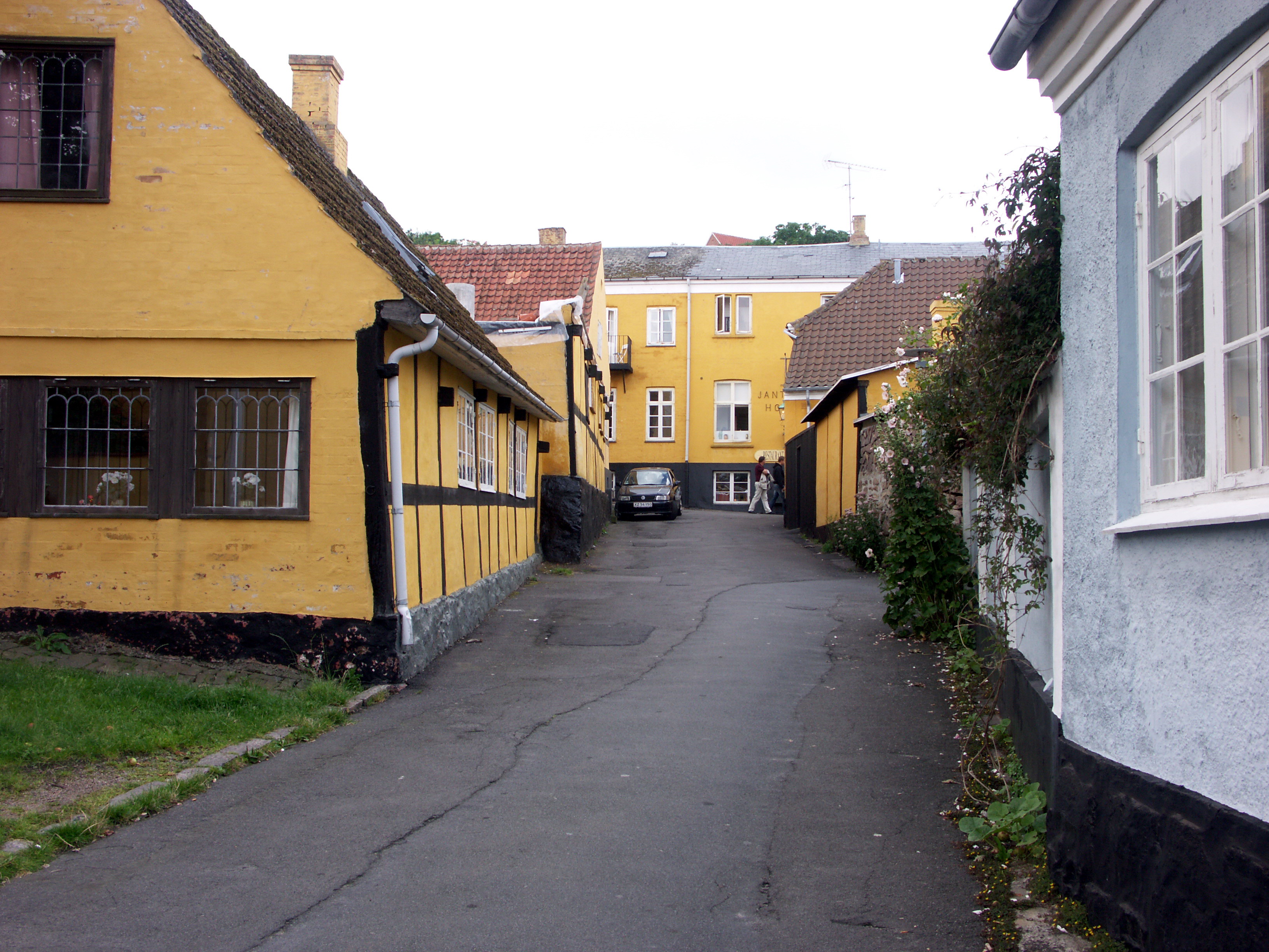 Hafen und Häuser am Hang in Gudhjem auf Bornholm
