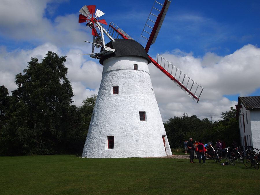 Historische Pedersker Kirkemølle, eine steinerne Windmühle auf Bornholm