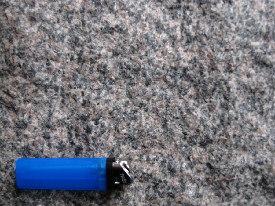 Bearbeitete Fläche aus Vang-Granit mit sichtbaren Werkzeugspuren