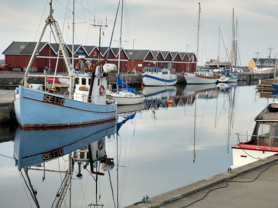Hafen von Hasle auf Bornholm mit Booten und Uferbebauung