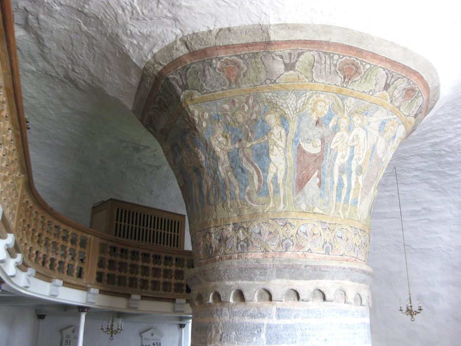 Die zentrale Säule in der Nylars Rundkirche