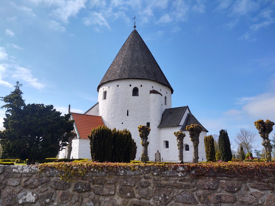 Außenansicht von Sankt Ols Kirke, der Rundkirche bei Olsker auf Bornholm