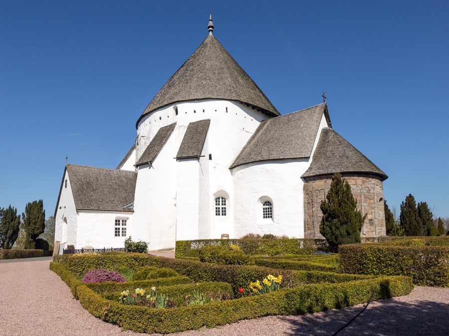 Außenansicht der Østerlars Rundkirche auf Bornholm.