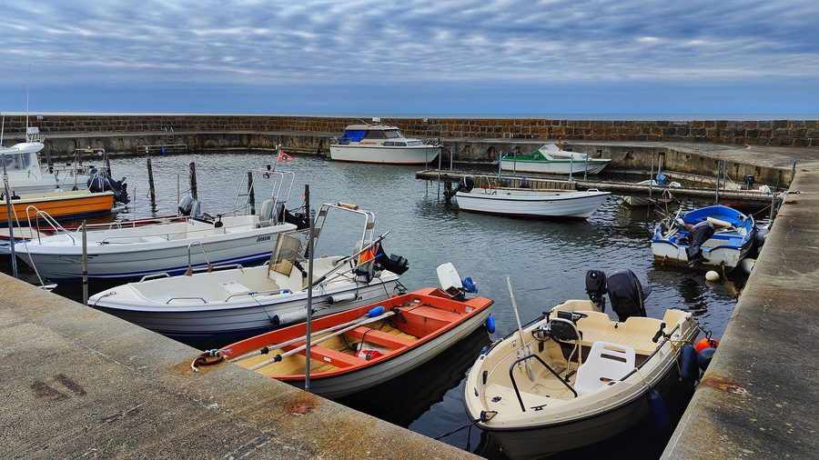 Kleine Boote liegen im Hafen von Arnager auf Bornholm.