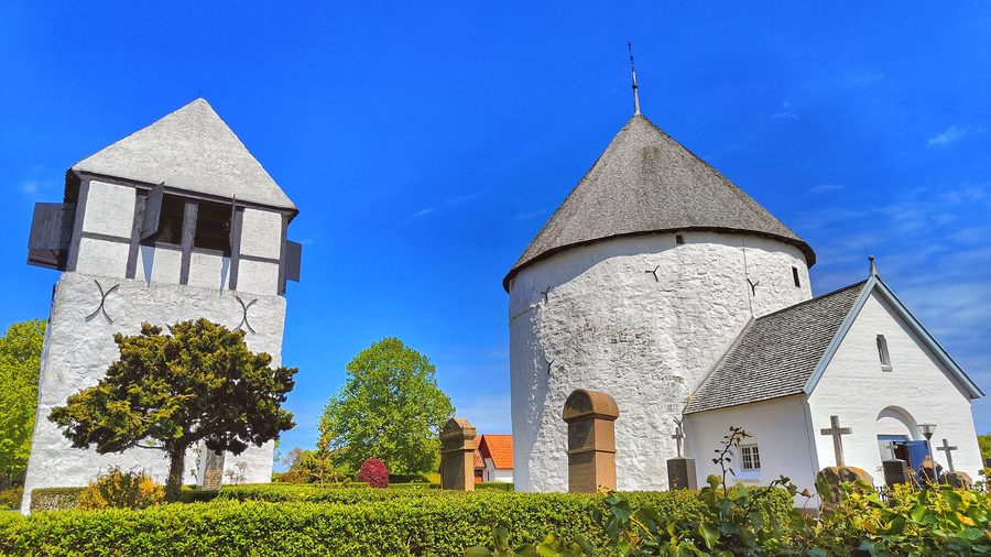 Die weiße Nylars Rundkirche auf Bornholm