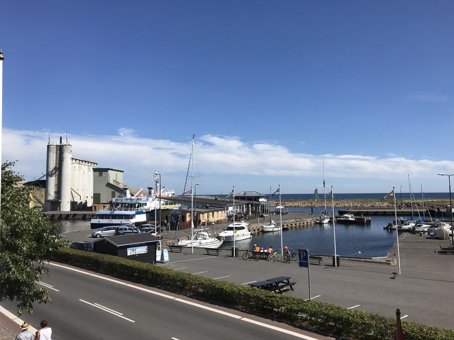 Blick über Nexø zum Hafen an Bornholms Ostküste