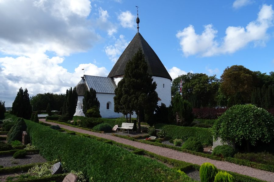 Ny Kirke, die historische Rundkirche im Dorf Nyker auf Bornholm