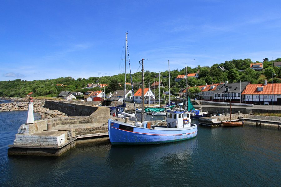 Hafen von Vang an Bornholms felsiger Küste mit terrassenförmig angelegtem Ort