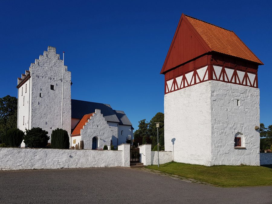 Sankt Bodils Kirke mit Glockenturm in Bodilsker auf Bornholm