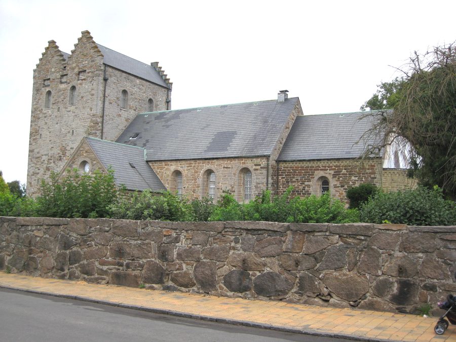 Außenansicht der Aa-Kirche in Aakirkeby auf Bornholm
