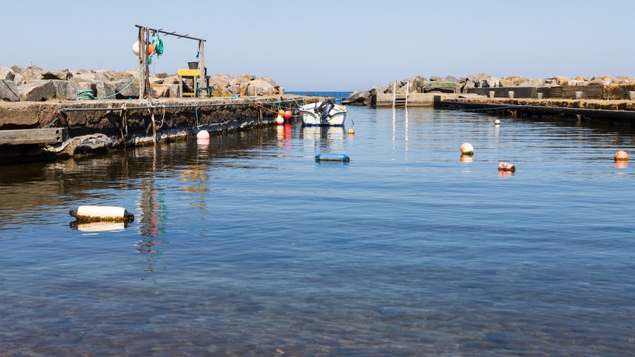 Bølshavn auf Bornholm mit Küste und Ortsbereich