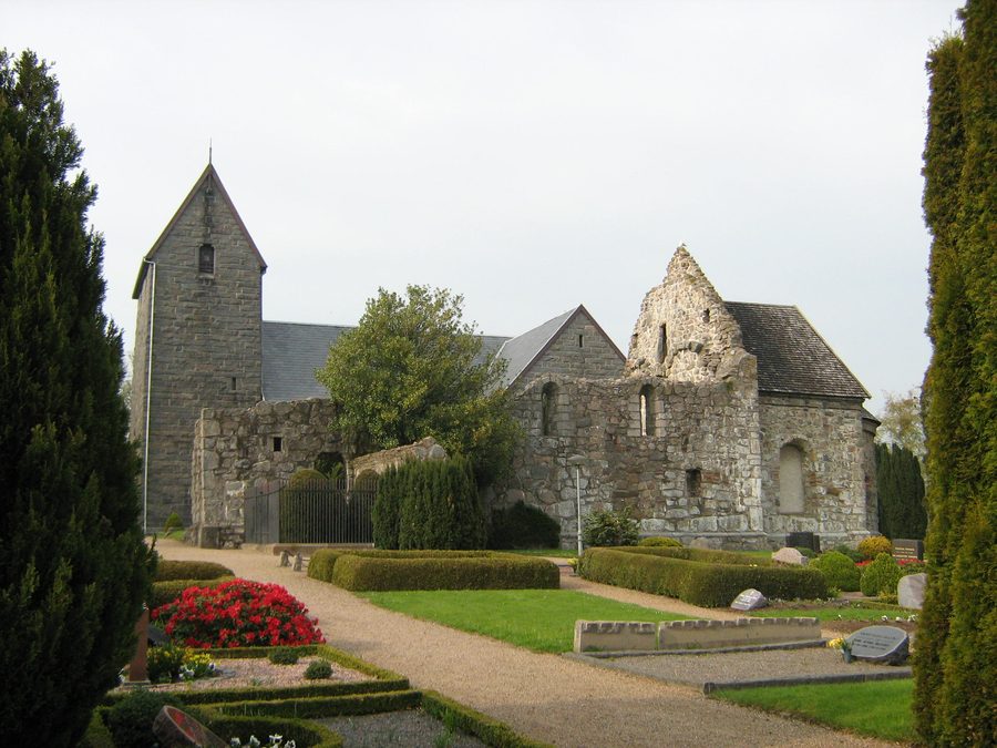 Alte Kirchenruine und neue Kirche in Østermarie auf Bornholm