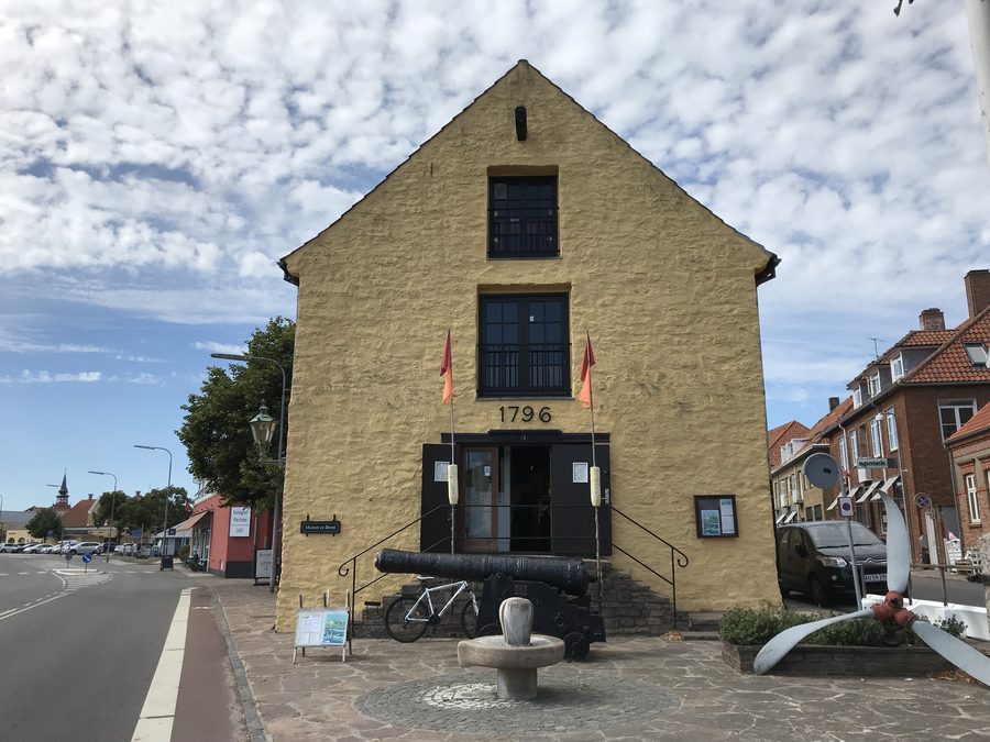 Nexø Museum in einem historischen Gebäude am Hafen
