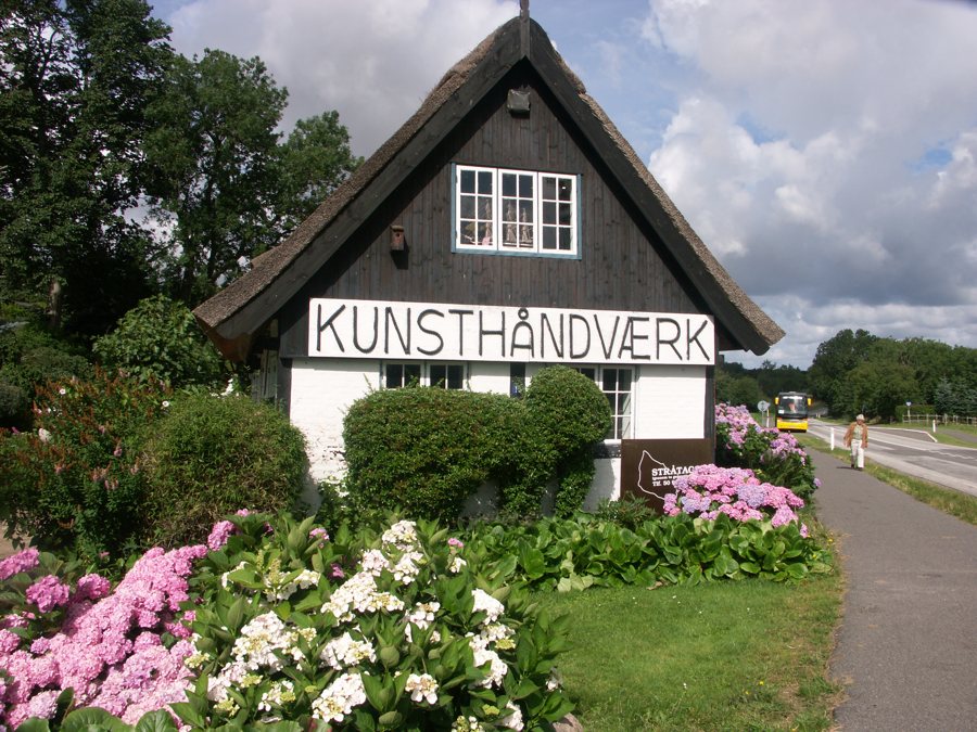 Kunsthandwerk auf Bornholm – Werkstattgebäude mit Kunsthandwerk-Schild