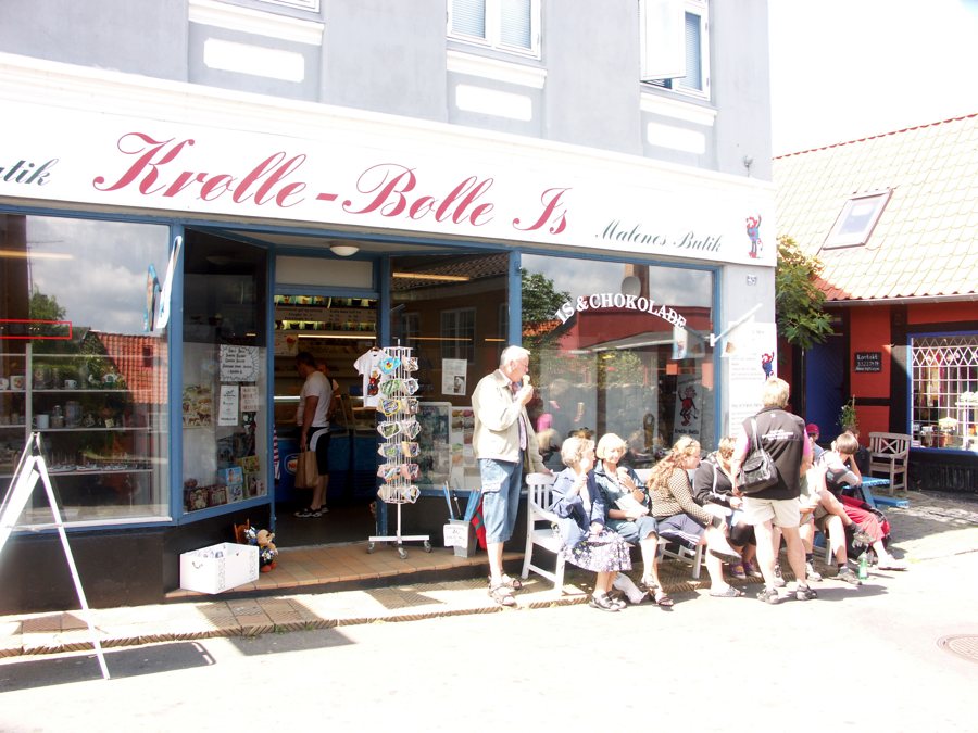 Eisdiele mit Gästen im Freien