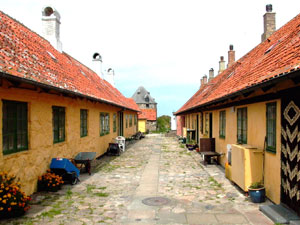 Wohnhäuser auf Fredriksö, Nachbarinsel von Christiansö (Foto: Rainer Höll)